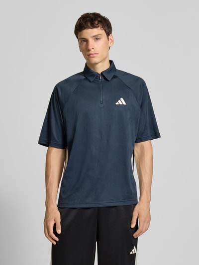 adidas Sportswear Koszulka polo o kroju regular fit z logo i zamkiem błyskawicznym Ciemnoniebieski 4