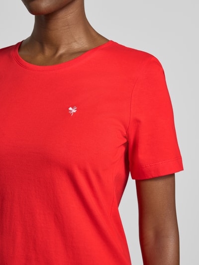 Frauenmodel trägt T-Shirt mit Motiv-Stitching und Rundhalsausschnitt von Christian Berg Woman aus Reine Baumwolle, Regular-Fit, leuchtend rot, glatte Textur, Rückenlänge bei Größe S: 59 cm, Nahaufnahme Oberkörper.