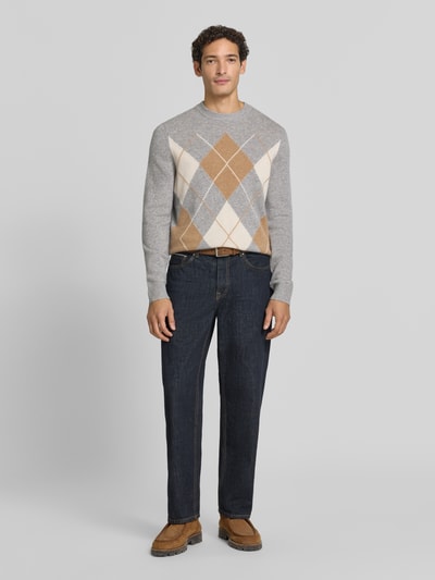 Männermodel trägt Slim Fit Pullover aus reinem Kaschmir in Strick-Optik von Christian Berg Men, graue Farbe, Ganzkörperansicht von vorne. Rückenlänge 70 cm, Ärmellänge 68 cm.