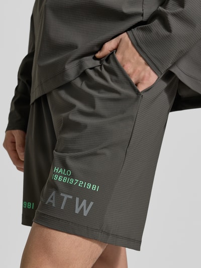 Männermodel trägt Shorts mit elastischem Bund Modell 'HALO AIR' von HALO aus Material-Mix mit Stretch-Anteil, Regular-Fit, Nahaufnahme Oberschenkel.