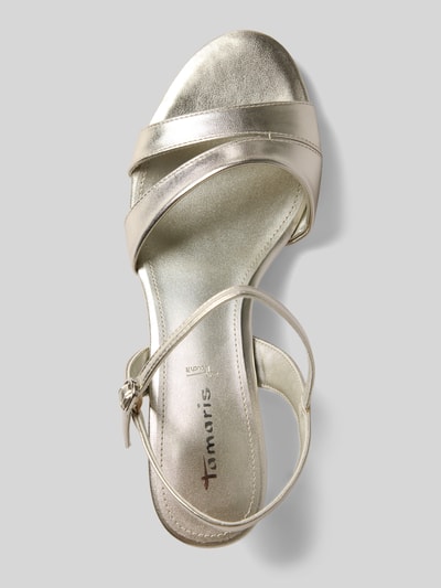 Produktfoto, Sandaletten mit Kitten Heel Absatz von Tamaris in glänzendem Gold, offene Spitze, Dornschließe, strukturierte Sohle