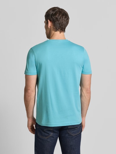 Męski model nosi t-shirt z okrągłym dekoltem i wyhaftowanym logo od Lerros z bawełny, krój regular fit, długość tyłu 77 cm, ganzkörperansicht rückansicht.