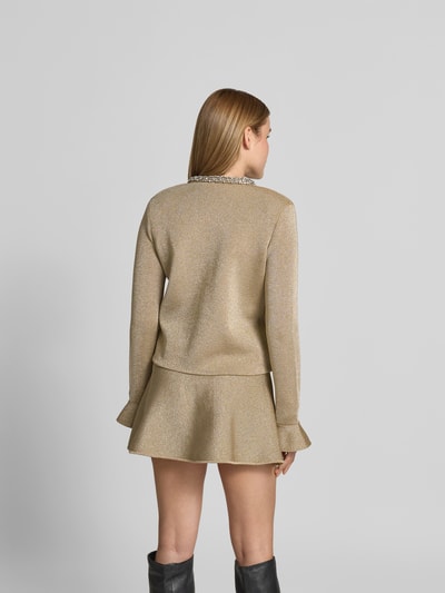 Frauenmodel trägt Cardigan mit Viskose-Anteil von Self-Portrait in Beige mit Ziersteinbesatz, Baumwoll-Mix, Ganzkörperansicht Rückansicht.