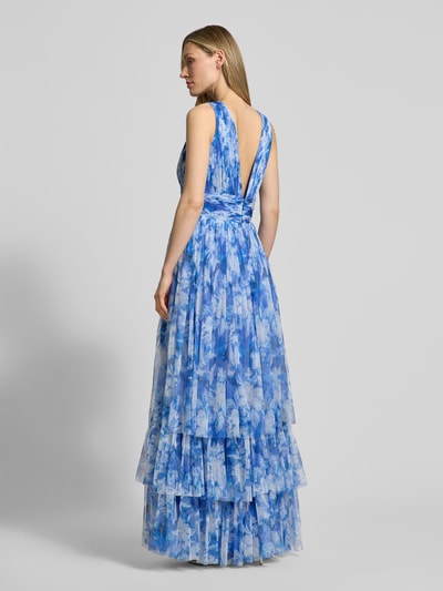 Frauenmodel trägt Abendkleid mit Volantsaum und V-Ausschnitt von LACE & BEADS aus blauem Chiffon, A-Linie, Maxikleid, Ganzkörperansicht Rückansicht.