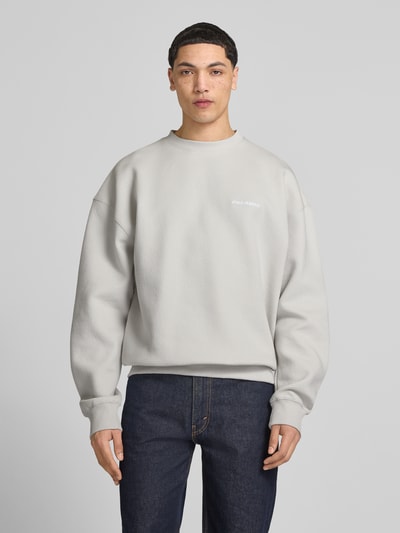 Mannenmodel draagt Oversized Fit Sweatshirt met Logo-Stitching model 'Tate' van Pegador, lichtgrijs structuurpatroon, ronde hals, elastische boorden, voorkant volledige lichaamshot.