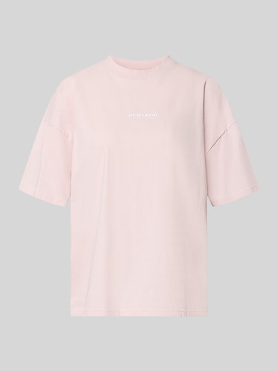 Produktfoto, Oversized Fit T-Shirt mit Label-Stitching Modell 'BRACY' von Pegador in zartem Rosa, reine Baumwolle, Rundhalsausschnitt.
