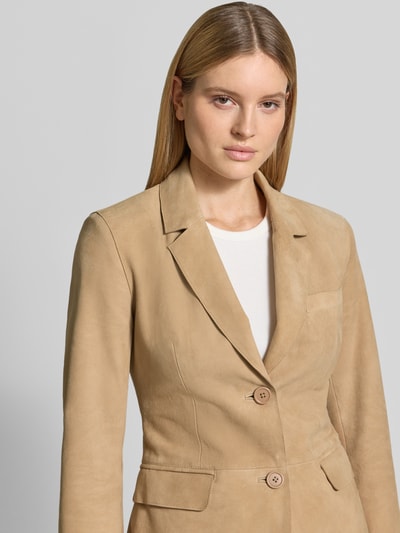 Frauenmodel trägt Regular Fit Blazer aus echtem Ziegenvelours Modell 'Mina' von STAND STUDIO, sandfarben, mit Reverskragen, Pattentaschen und 2-Knopfleiste, Nahaufnahme Oberkörper.