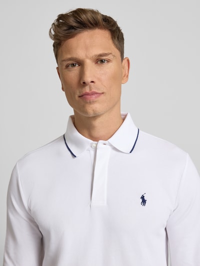 Männermodel trägt Poloshirt mit Label-Stitching von Polo Ralph Lauren aus Baumwoll-Elasthan-Mix, Regular-Fit, Nahaufnahme Oberkörper.