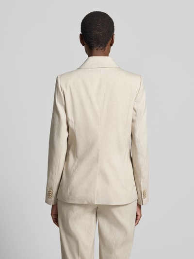 Frauenmodel trägt Blazer aus Leinen-Mix mit Viskose-Anteil, taillierter Schnitt, Pattentaschen, Modell 'BUNDREY' von Drykorn, Ganzkörperansicht Rückansicht.