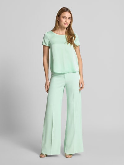 Frauenmodel trägt Stoffhose mit Bügelfalte von Rinascimento in Mintgrün, Wide Leg Fit, glatter Material-Mix mit Stretch, Ganzkörperansicht von vorne.