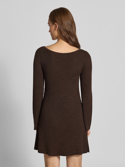 Frauenmodel trägt Ausgestelltes Strickkleid mit U-Boot-Ausschnitt Modell 'TESSIE' von ONLY in Dunkelbraun, feine Rippstruktur, Ganzkörperansicht Rückansicht, Damen Strickkleid von ONLY.