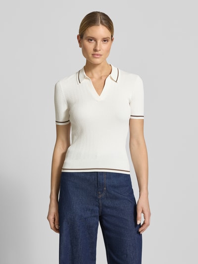 Modelka kobieca nosi Strickshirt aus Viskose-Mix mit Polokragen und V-Ausschnitt od ARMANI EXCHANGE, krój slim fit, kolor kremowy, faktura prążkowana, krótkie rękawy, widok całopostaciowy z przodu.