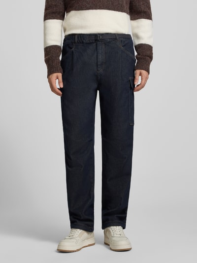 Männermodel trägt Straight Fit Jeans mit Cargotaschen von Armani Exchange in dunkler Denim-Optik mit markanter Struktur, Ganzkörperansicht von vorne.