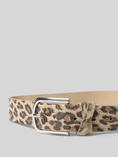 Produktfoto, Gürtel aus echtem Rindsleder von s.Oliver RED LABEL mit Leopardenmuster in Braun- und Beigetönen, silberne Schnalle, Struktur optisch rau.