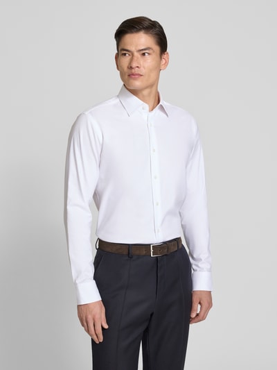 Männermodel trägt Businesshemd aus Baumwoll-Mix Modell 'H-JOE-K-C1' von BOSS, Optik:Allover-Muster, Regular-Fit, Ganzkörperansicht von vorne.