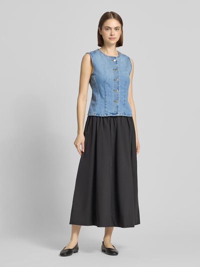 Frauenmodel trägt Regular Fit Jeansweste aus reiner Baumwolle Modell 'AYA' von Only in Denim-Optik, einreihige Knopfleiste, V-Ausschnitt, Ganzkörperansicht von vorne.