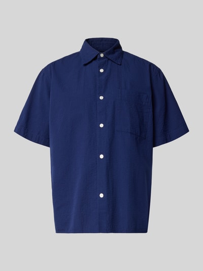 Produktfoto, Relaxed Fit Freizeithemd aus reiner Baumwolle Modell 'STUART' von SELECTED HOMME in Blau mit Kentkragen, Seersucker-Textur, kurzen Ärmeln, durchgehender Knopfleiste und Brusttasche, Allover-Muster, gestreift, hochwertige Verarbeitung