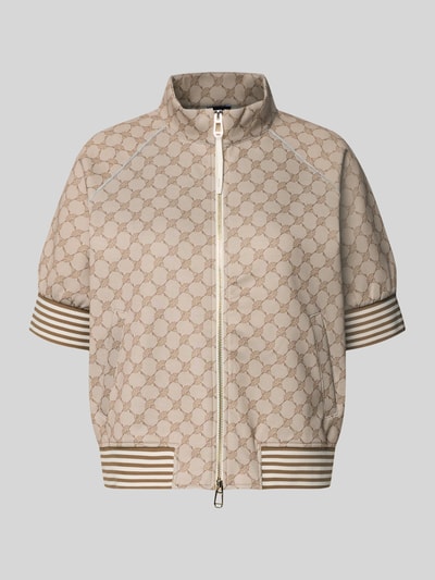 Produktfoto, Jacke mit 1/2-Arm Modell 'Tayla' von JOOP! im Material-Mix mit Baumwoll-Anteil, Regular-Fit, Logo-Muster, Stehkragen, beige und braune Farben, glatte Textur, kontrastierende gestreifte Bündchen, Rückenlänge 53 cm bei Größe 36, Schulterbreite 40 cm, Brustweite 52 cm, Ärmellänge 23 cm.