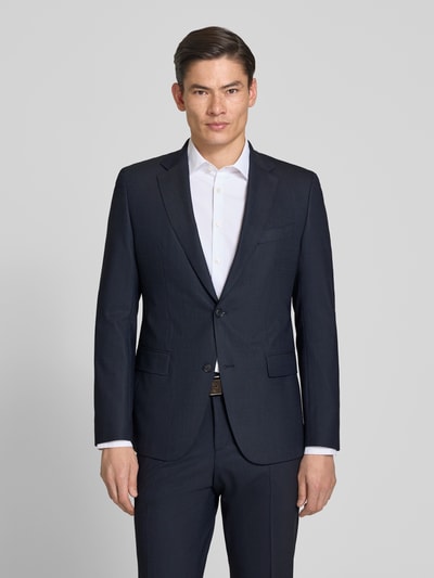 Männermodel trägt Slim Fit Anzug mit Schurwoll-Anteil Modell 'HUGE' von BOSS in Dunkelblau mit feinem Allover-Muster, Ganzkörperansicht von vorne.