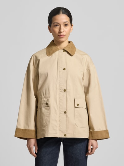 Frauenmodel trägt Regular Fit T-Shirt mit Umlegekragen Modell 'BETANNI' von B.Young in Beige mit Cord-Besatz und Taschen, Ganzkörperansicht von vorne