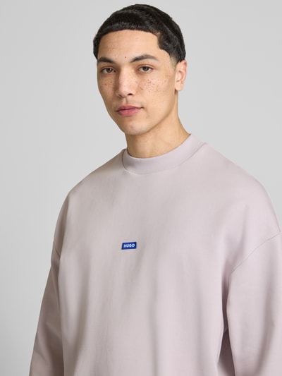 Männermodel trägt Regular Fit Sweatshirt aus reiner Baumwolle Modell 'Nedro' von HUGO in Optik: Unifarben, Nahaufnahme Oberkörper.