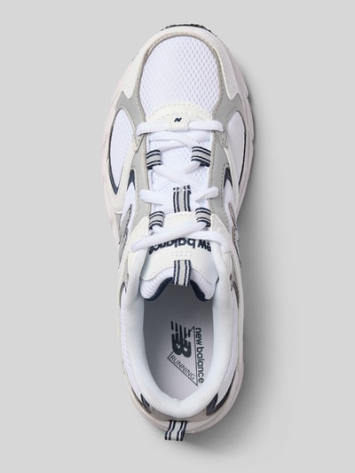Produktfoto, Sneaker mit Logo-Detail Modell '408' von New Balance in Weiß mit grauen Akzenten, abgerundete Passform, leicht profilierte Sohle, Absatzhöhe 3 cm, Schafthöhe 7 cm, Schaftweite 8 cm, Draufsicht.
