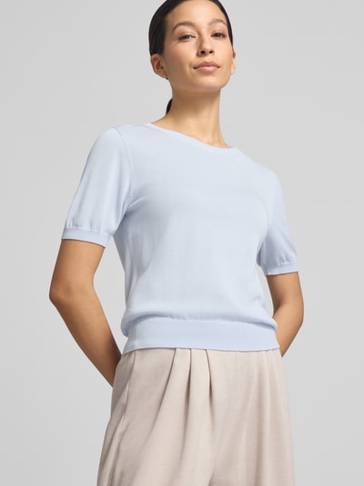 Frauenmodel trägt Strickshirt mit Rundhalsausschnitt Modell 'Arabella' von GUIDO MARIA KRETSCHMER WOMAN aus Lyocell-Mix, hellblau, Regular Fit, Nahaufnahme Oberkörper.