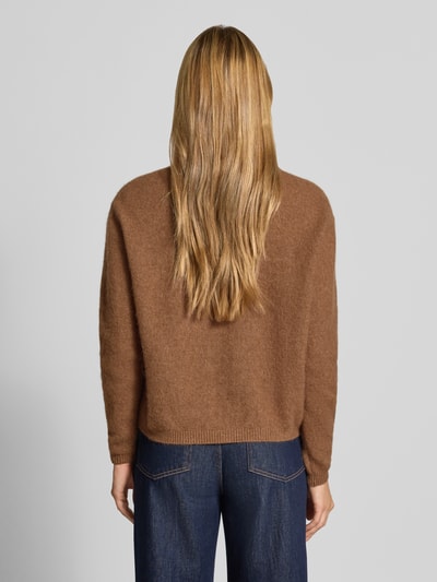 Männermodel trägt Relaxed Fit Cardigan aus mieszanka wełny i alpaki Model 'VITOW' von American Vintage, brązowy, imitacja dzianiny, listwa guzikowa, okrągły dekolt, Ganzkörperansicht Rückansicht.
