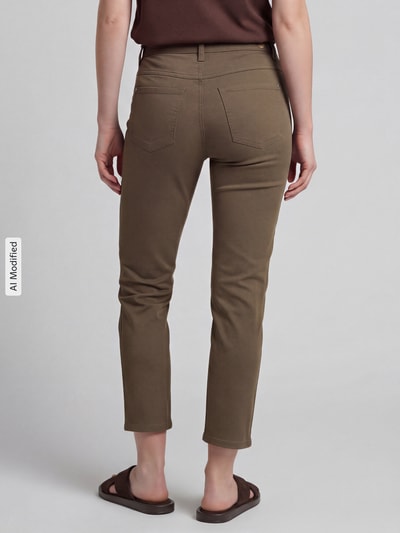Vrouwenmodel draagt Straight Fit Jeans uit mix van modal en katoen model 'Dream' van MAC, dames straight fit jeans, achteraanzicht volledige lengte