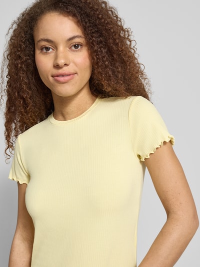 Frauenmodel trägt Slim Fit T-Shirt mit Viskose-Anteil Modell 'NICCA' von Pieces, Optik: Unifarben, Rundhals-Ausschnitt, Kurzarm, Frill, Materialverarbeitung: Ripp, Nahaufnahme Oberkörper.