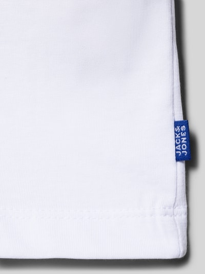 Produktfoto, T-Shirt mit Rundhalsausschnitt von Jack & Jones aus reiner Baumwolle, Regular-Fit, weiß, Label-Detail, Rückenlänge 51 cm bei Größe 128