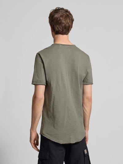 Männermodel trägt Regular Fit T-Shirt aus reiner Baumwolle Modell 'BENNE LONGY' von Only & Sons, unifarben, Rollsäume, Ganzkörperansicht Rückansicht.