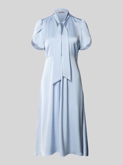Produktfoto, 'Midikleid mit V-Ausschnitt und Schluppe' von Christian Berg Woman Selection, satynowa tkanina w jasnoniebieskim kolorze, fason A-linia, motylkowe rękawy, z bocznym zamkiem, długość pleców w rozmiarze 36: 111 cm, szerokość w rozmiarze 36: 46 cm
