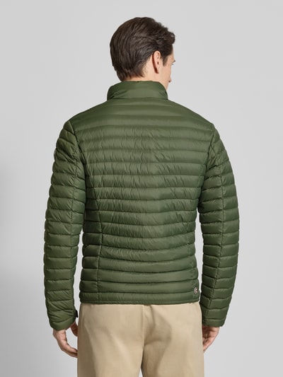 Männermodel trägt grüne Steppjacke mit Zweiwege-Reißverschluss von Colmar Originals, Regular Fit, Ganzkörperansicht Rückansicht. Rückenlänge 65 cm, Schulterbreite 47 cm, Brustweite 43 cm, Ärmellänge 67 cm, Stehkragen, Eingrifftaschen.