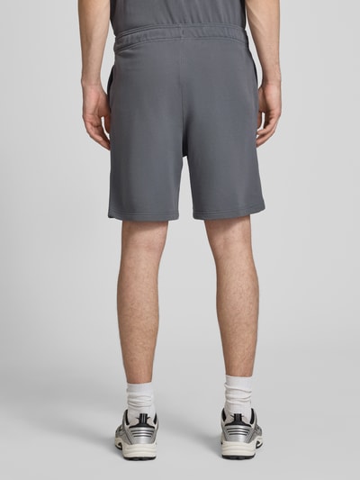 Mannenmodel draagt Shorts met elastische tailleband en label-stitching van CHAMPION, katoenmix, regular fit, grijs, volledige achteraanzicht.