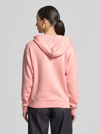 Modelka kobieca ma na sobie różowy Hoodie mit Tunnelzug Modell 'IMA' od MSCH Copenhagen z wiskozy z kieszeniami, widok z tyłu, Ganzkörperansicht Rückansicht.