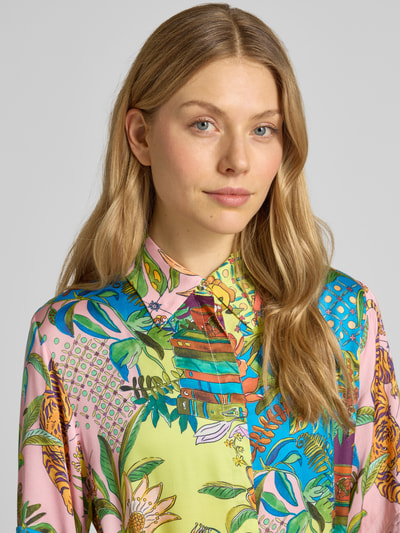 Frauenmodel trägt Knielanges Hemdblusenkleid aus Viskose mit Bindegürtel von Liu Jo White, bunte Muster, Hemdblusenkragen, Nahaufnahme Oberkörper.
