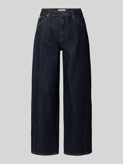 Produktfoto, Wide Fit Jeans in verkürzter Passform von GUESS, dunkelblauer Denim, 5-Pocket-Design, Logo-Detail, sichtbare Textur.