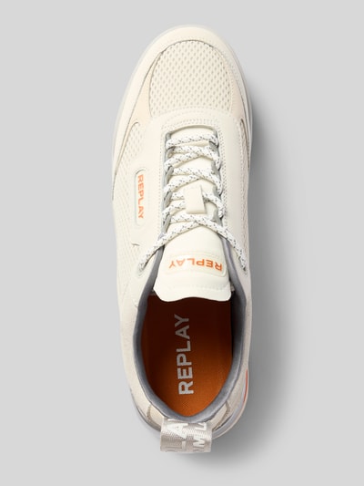 Produktfoto, Herren Sneaker mit abgerundeter Form, Schnürung, Label-Details und profilierter Sohle. Sneaker mit Label-Details Modell 'FIELD SC LIGHT' von Replay, Absatzhöhe 3 cm, Schafthöhe 9 cm, Schaftweite 10 cm, weiße und orangefarbene Details, strukturierte Oberflächen, Größe 44.