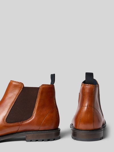 Produktfoto, Chelsea Boots aus echtem Leder Modell 'Bonifacio' von bugatti in Braun mit abgerundeter Passform und Logo-Detail, strukturierte Sohle