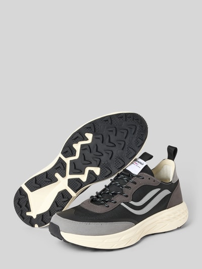 Produktfoto, Sneaker mit Logo-Stitching Modell 'Hike' von Genesis in Schwarz-Grau mit Kontrastbesatz, abgerundete Passform, Profilsohle