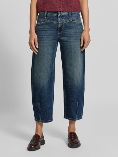 Kobiece model nosi Barrel Jeans aus Baumwoll-Mix Modell 'ELIN' von CAMBIO, ciemnoniebieski denim, widok całej sylwetki z przodu, jeansy damskie od CAMBIO