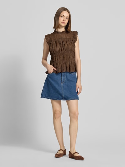 Frauenmodel trägt Slim Fit Blusentop mit Rüschenkragen Modell 'SHAILA' von Only, Optik: Unifarben, Materialverarbeitung: Häkel, Ganzkörperansicht von vorne.
