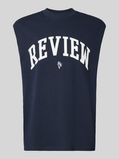 Produktfoto, dunkelblaues Tanktop mit Logo-Print von REVIEW aus Reine Baumwolle, Gerader-Schnitt, Rundhalsausschnitt, Rückenlänge 68 cm bei Größe M