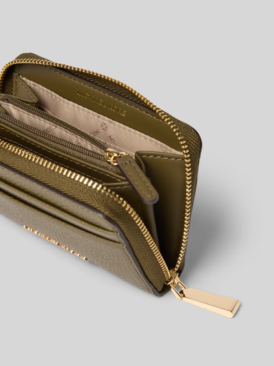 Produktfoto, Portemonnaie mit Logo-Detail Modell 'Jet Detail' von MICHAEL Michael Kors in Olivgrün mit goldfarbenem Reißverschluss, strukturierte Textur, Damen Portemonnaie mit Steckfächern und Hauptfach mit Reißverschluss