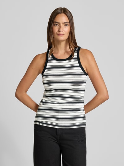 Vrouwenmodel draagt tanktop met ronde hals, mix van katoen en elastaan, nauwsluitend, model 'ALEXO' van Samsøe Samsøe, ruglengte bij maat S 55 cm, zwart-wit gestreept, gladde textuur, nauwsluitend, ganzekopzicht van voren.