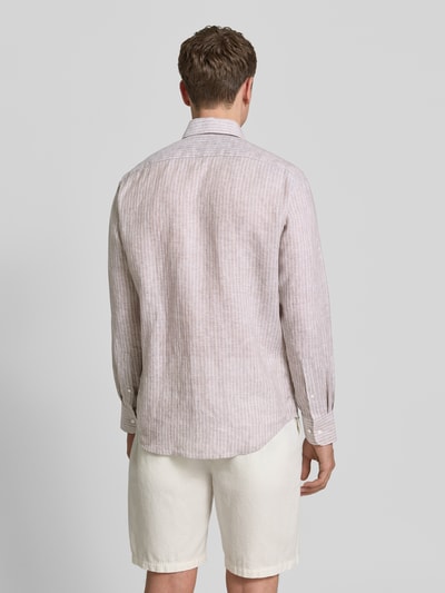 Männermodel trägt Regular Fit Leinenhemd mit Kentkragen von Christian Berg Men in Hellbeige mit feinen Streifen, lockere Textur, Ganzkörperansicht Rückansicht. Produkt aus reiner Leinen, mit Knopfleiste, Sportmanschetten, abgerundetem Saum.