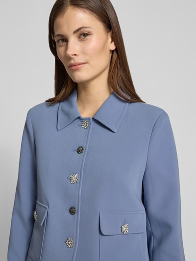 Vrouwenmodel draagt Regular Fit Blazer model 'Daphne' van GUIDO MARIA KRETSCHMER for Bridgerton in lichtblauw met platte kraag, opgestikte zakken en met siersteentjes, elastische materiaalmix met viscose, regular fit, ruglengte maat 36: 49 cm, Nahaufnahme bovenlichaam.