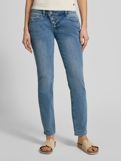 Frauenmodel trägt Cropped Jeans mit Knopfleiste Modell 'Malibu' von Buena Vista aus Baumwoll-Viskose-Mix mit Viskose-Anteil, Eingrifftaschen, Bundweite 39 cm, Innenbeinlänge 76 cm, mittlere blaue Waschung, Ganzkörperansicht von vorne.