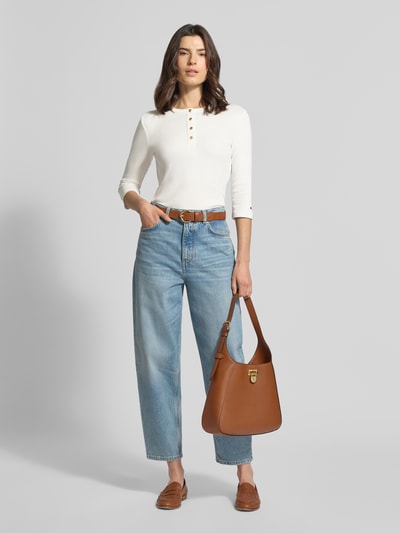 Frauenmodel trägt Slim Fit T-Shirt aus reiner Baumwolle von Tommy Hilfiger in Unifarben, Logo-Detail, 3/4-Arm, Feinripp, Ganzkörperansicht von vorne.